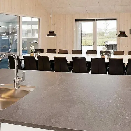 Sleeps 18 Pool Wifi Holiday home *