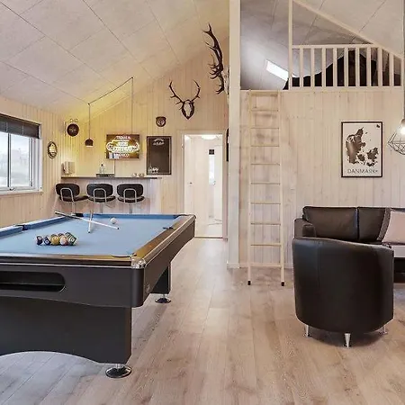 Sleeps 18 Pool Wifi Holiday home