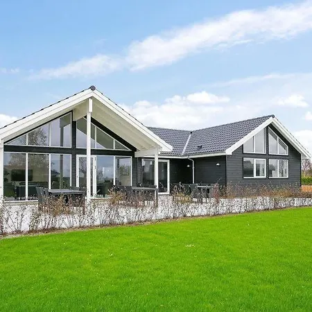 Holiday home Sleeps 18 Pool Wifi